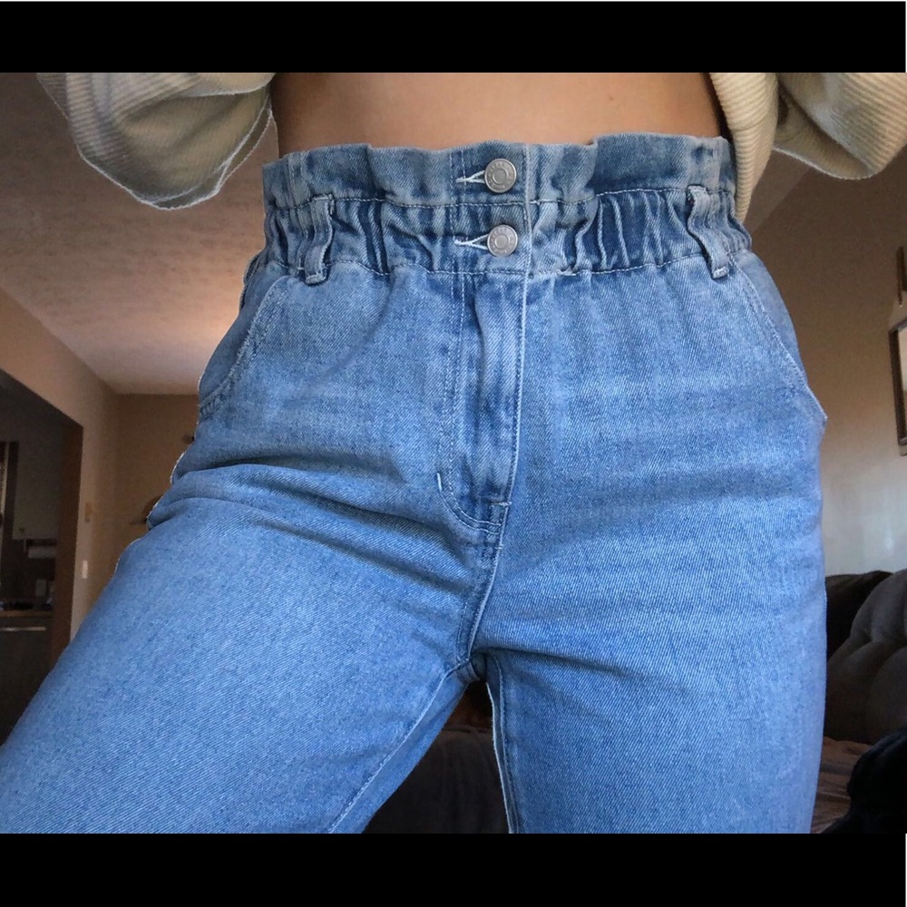 SUPER CUTE high waisted cinched MOM JEANS